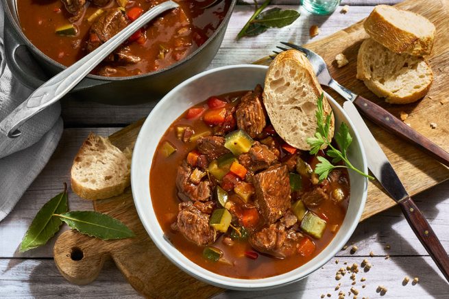 Gulasch à la Provence mit Ratatouille-Gemüse, Perlzwiebeln und ...